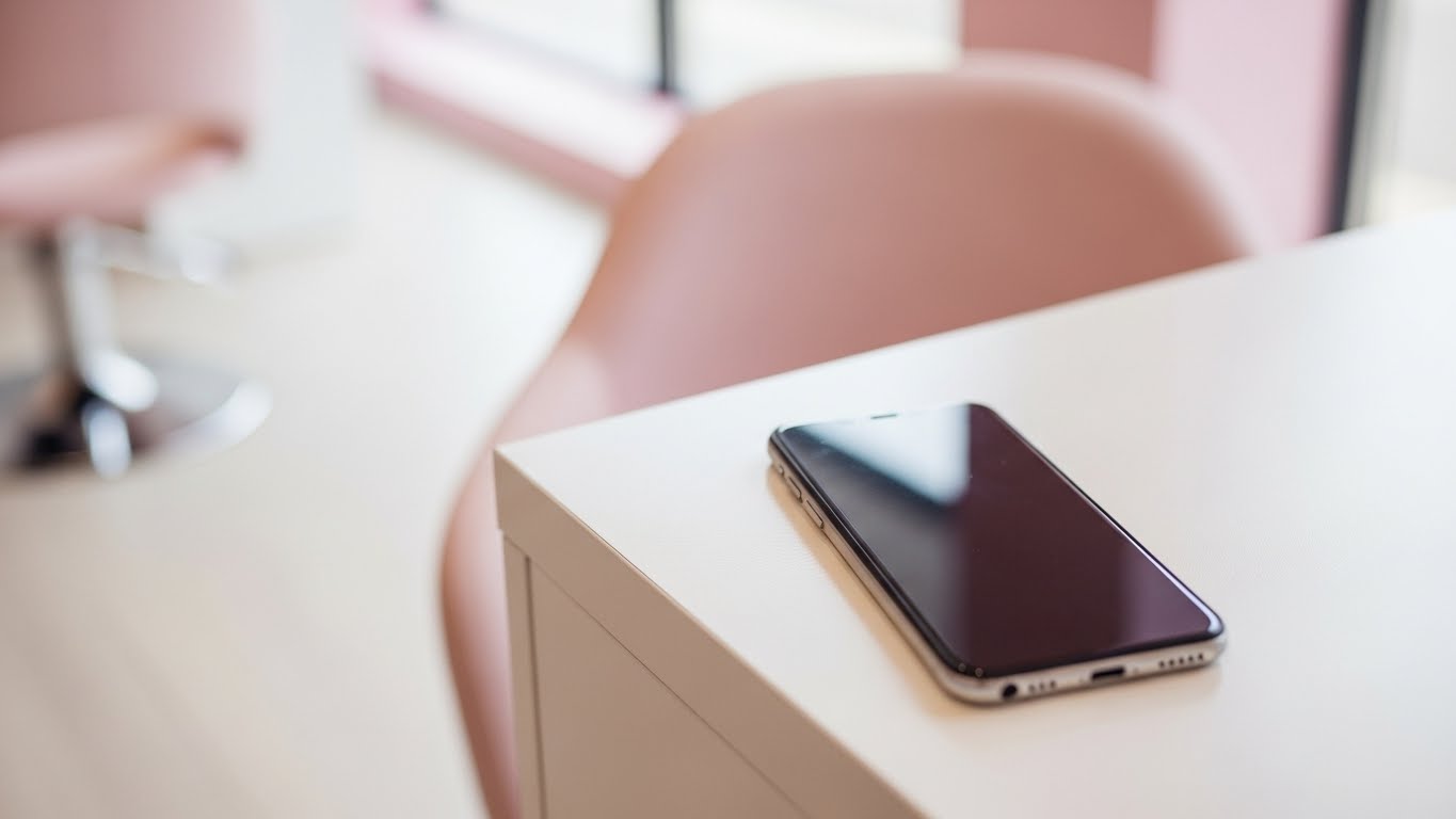 エステ業界でSNS活用が求められる背景を表すスマートフォンのイメージ