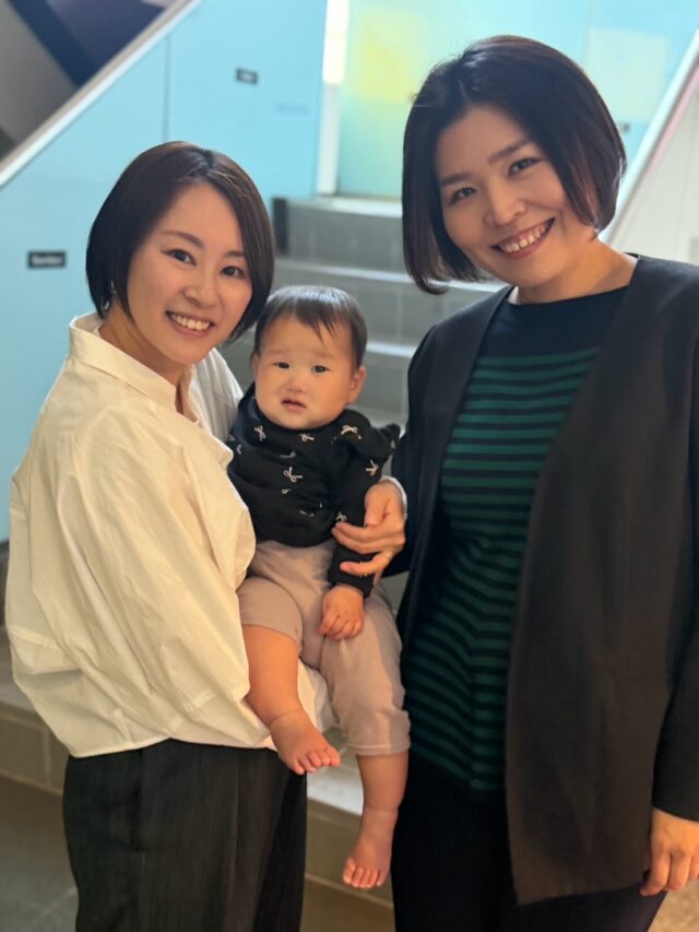 こんにちは、QREiNEです☺️

最近二人の元スタッフが遊びに来てくれました✨
綾ちゃんと伊藤ちゃんです(^^)懐かしい〜！という方も多いのではないでしょうか
二人とも長年一緒にお客様の綺麗をサポートしてきた仲間です😊

歳を重ねても全然変わらない二人です☺️ベビーも二人に似て色白美人✨

またぜひ遊びに来てね♩

#viterracejuicyfulala 
#fulala 
#clearstyle 
#qreine 
#primo